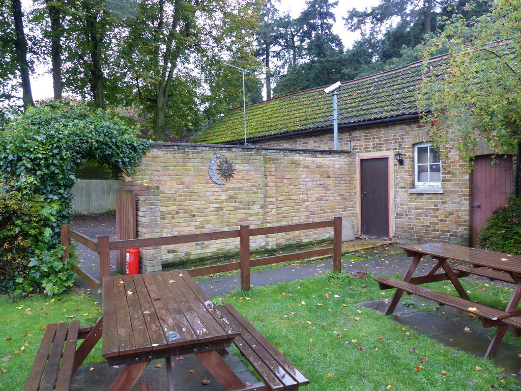 The Sun Inn Englefield Green Exterior foto